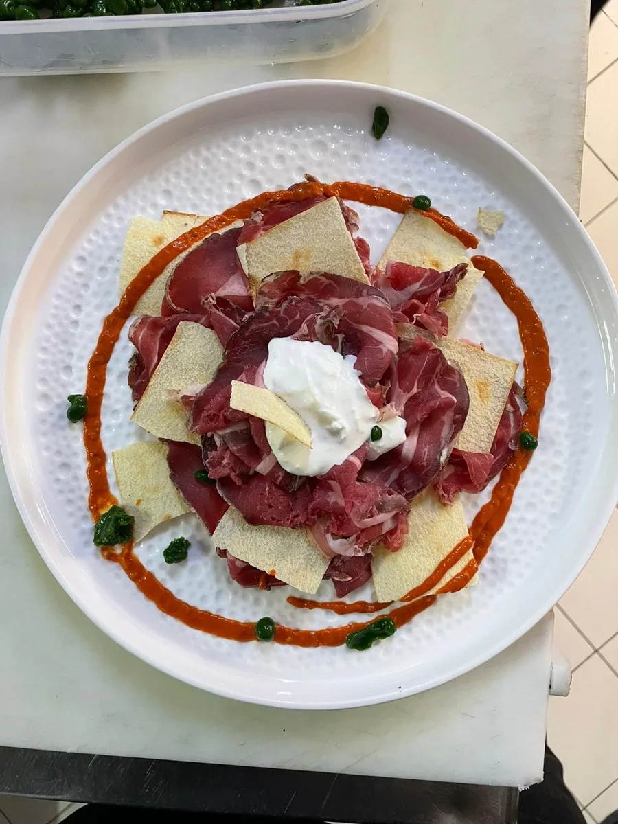 Bresaola con stracciatella e crema di peperoni