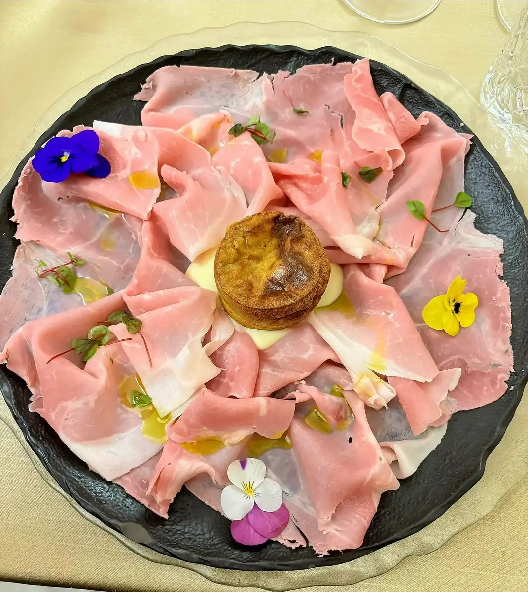 Mortadella con sformatino e fiori eduli