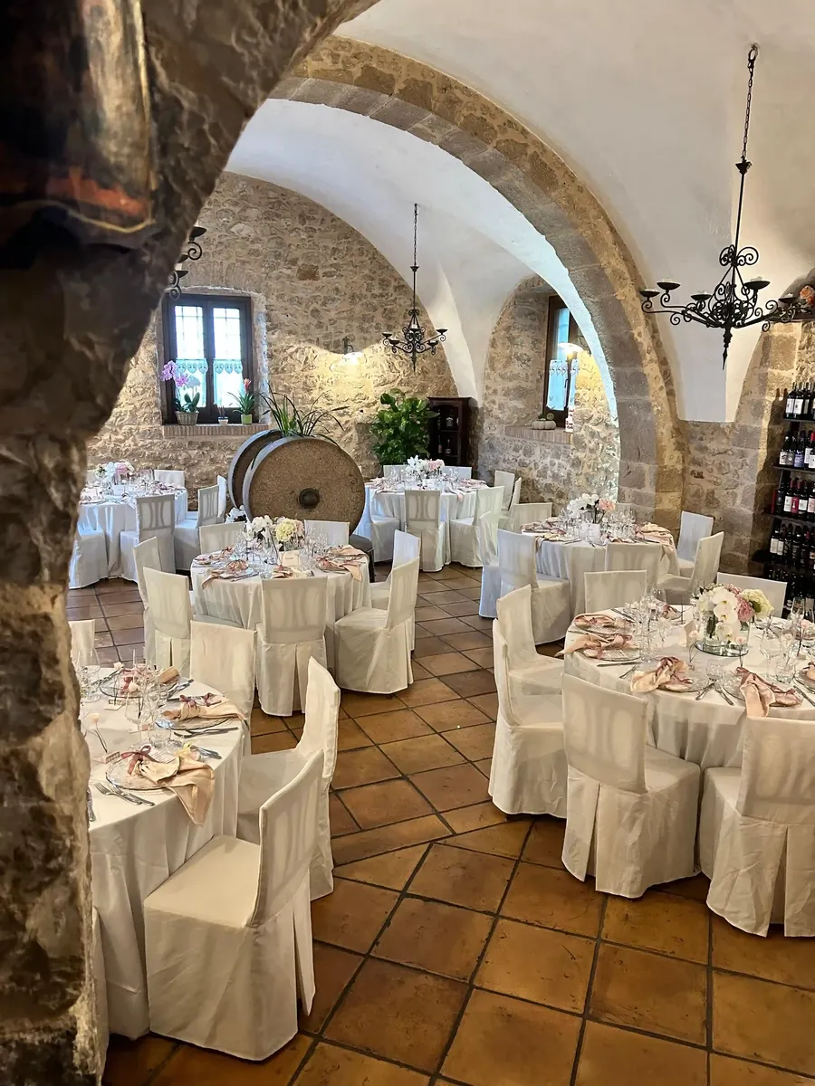 Sala medievale allestita per cerimonie e matrimoni
