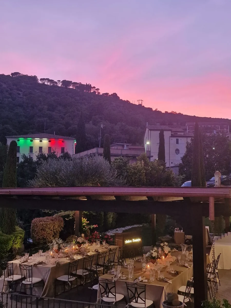 Tavoli all'aperto al tramonto sulla collina Lepina